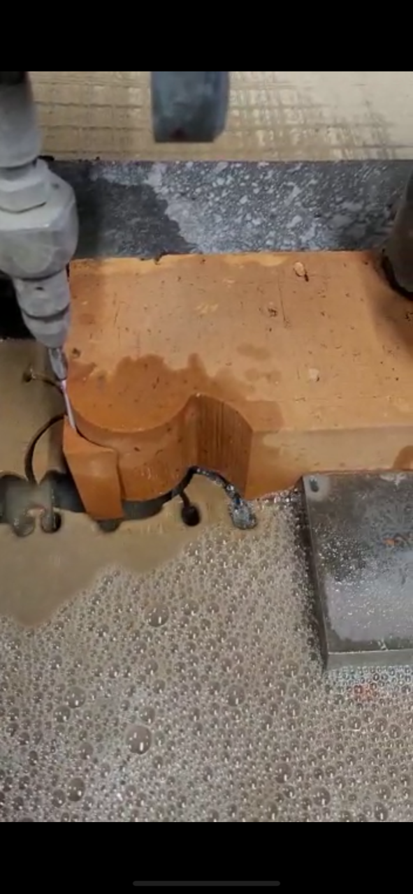 Wycinanie detalu z cegły. 50 mm